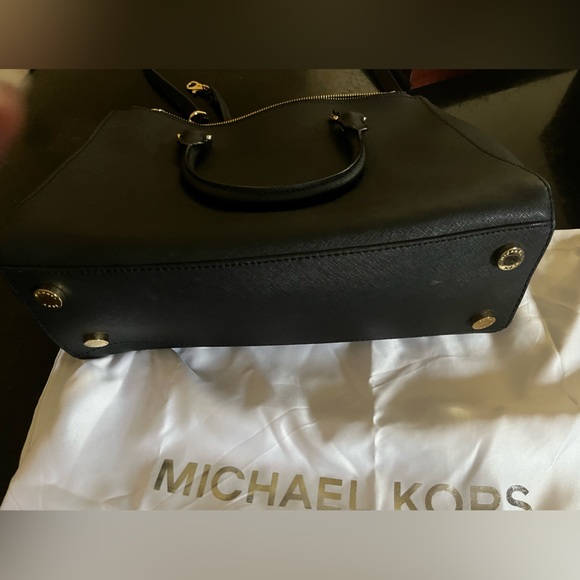 Like new, Michael Kors Handbag, Black with gold zipper/button, lots of room - Picture 4 of 7